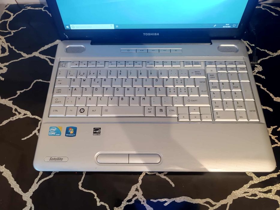Vind laptop Toshiba i3