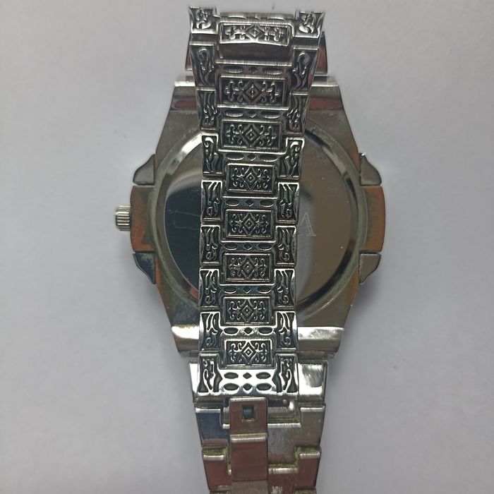 Мъжки ръчен часовник с орнаменти и метален корпус