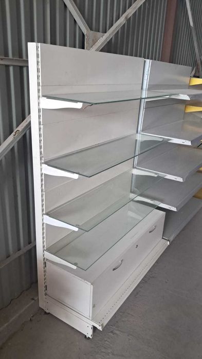 Стеллаж торговый с накопителем и стеклянными полками