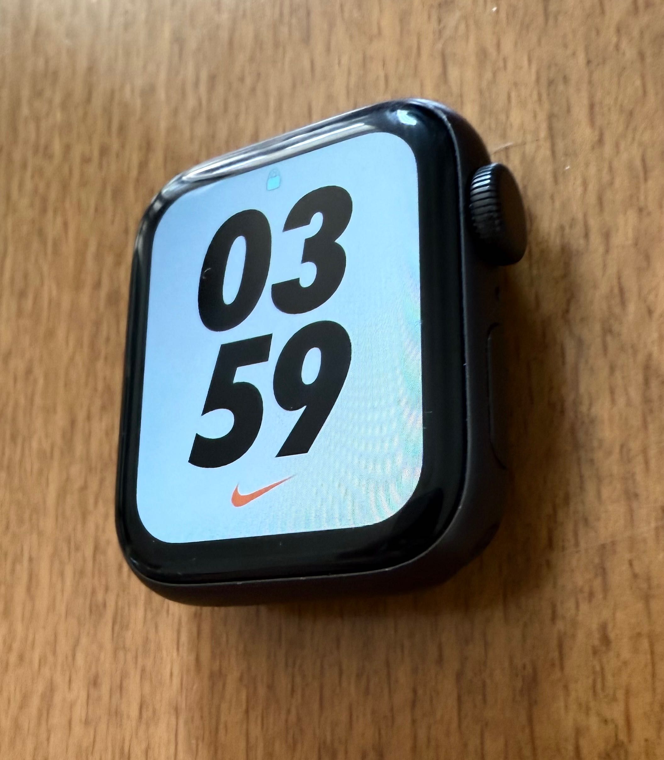 Apple Watch Nike SE 40 мм отлично състояние.