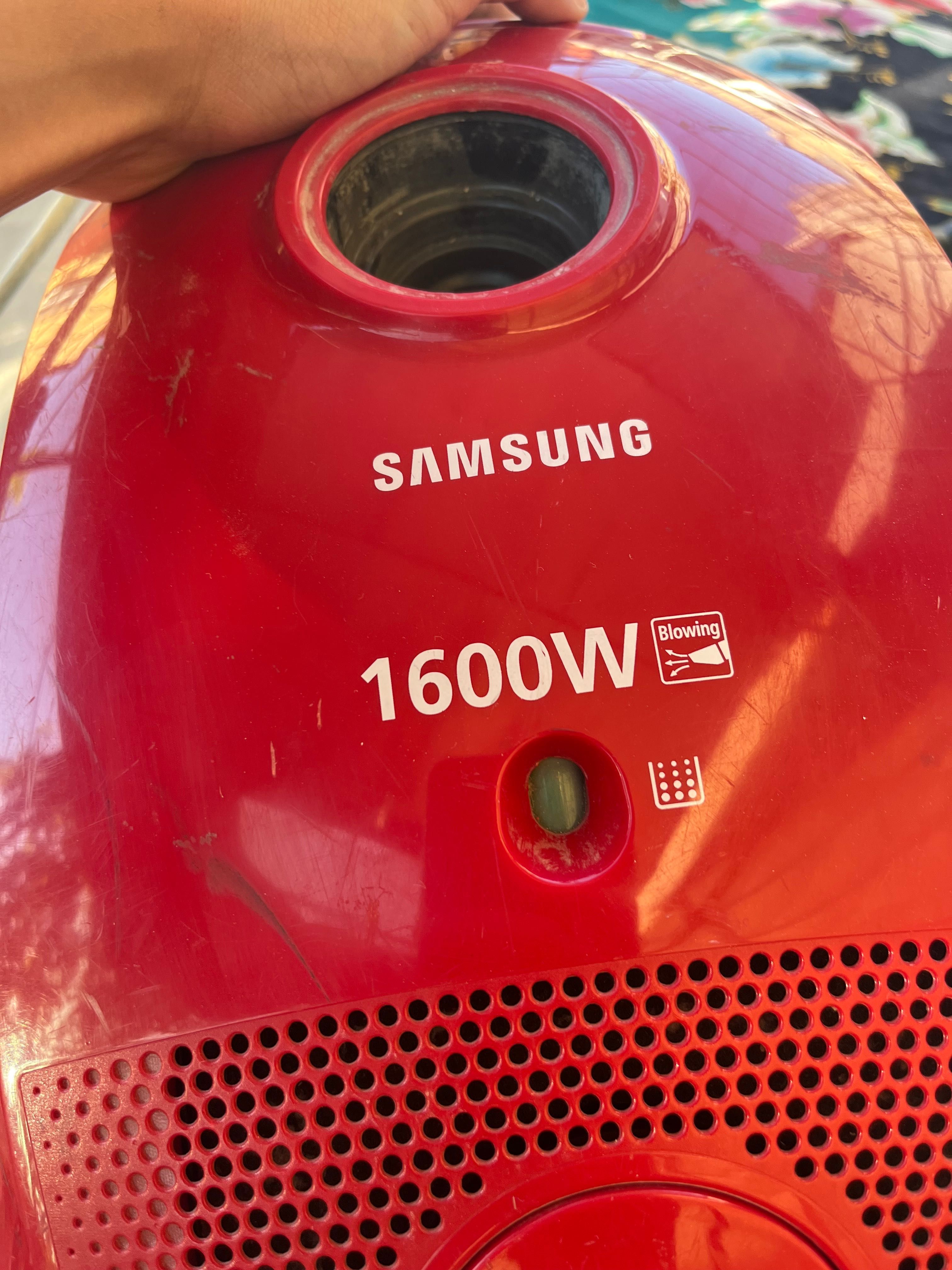 Пылесос  на  1600W