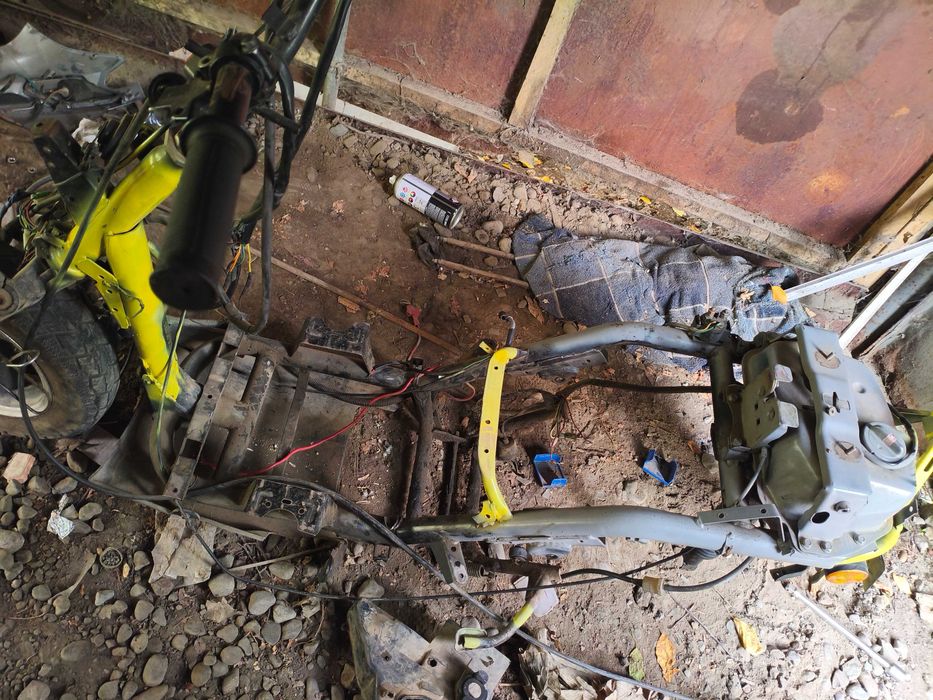 Продам мопед м 8 не на ходу и отдам вместе с ним сидушки