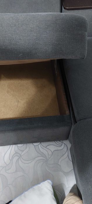 Угловой диван. Серого цвета.