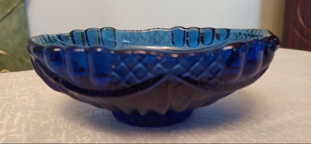 Икорница из кобальтового стекла.