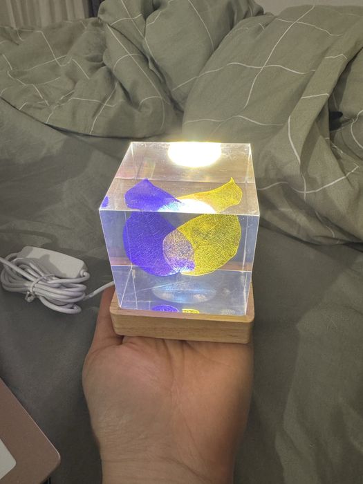 Lampa cub luminos cu suport din lemn decoratiune