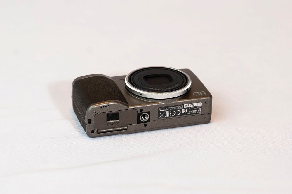 Ricoh GR III Diary Edition sau schimb cu GR IIIx