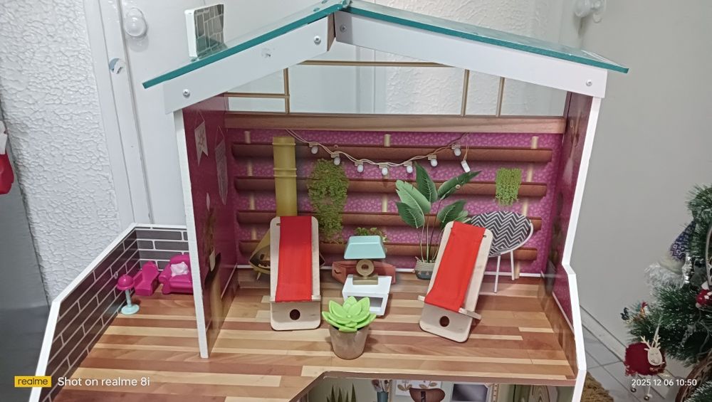Căsuța din lemn pentru păpuși