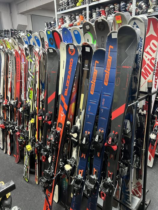 Peste 600 schiuri ski schi si 600 per de clapari  skiuri atomic head