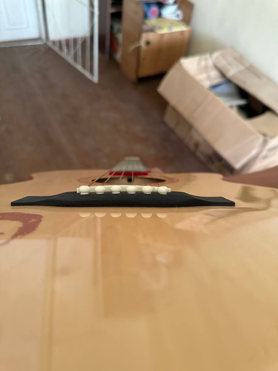 Gitara akustika.