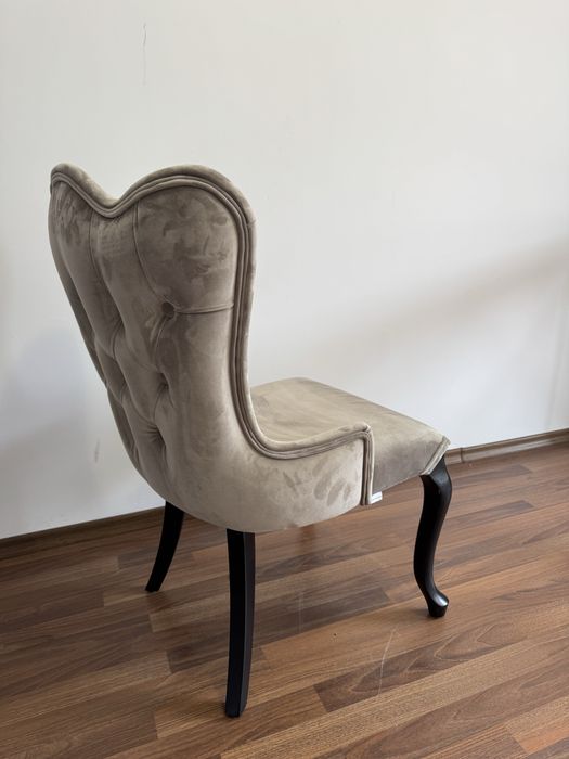 Дизайнерски стол с кадифена тапицерия – елегантен и стилен акцент