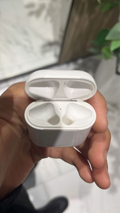 Продам оригинал кейс от airpods 2