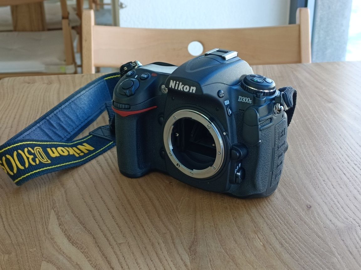 Nikon D300s + Nikkor 18-200mm 1:3.5-5.6 GII ED