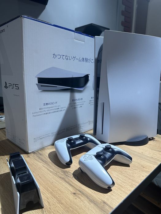 Продается PlayStation 5 с зарядкой для джойстиков