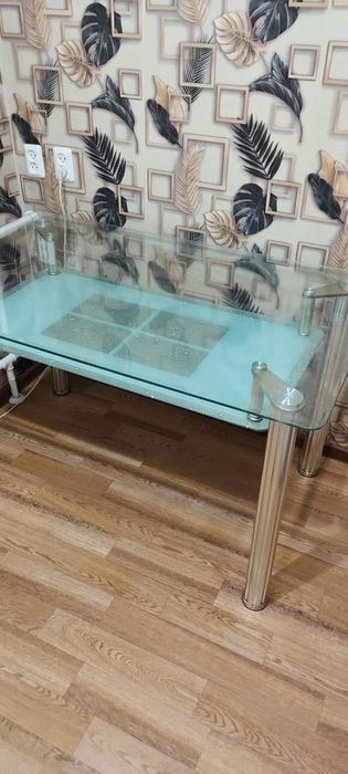 Продам кухонный стеклянный стол