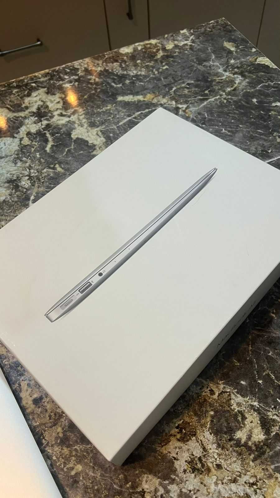 Macbook Air 13 2017 года (в идеальном состоянии)