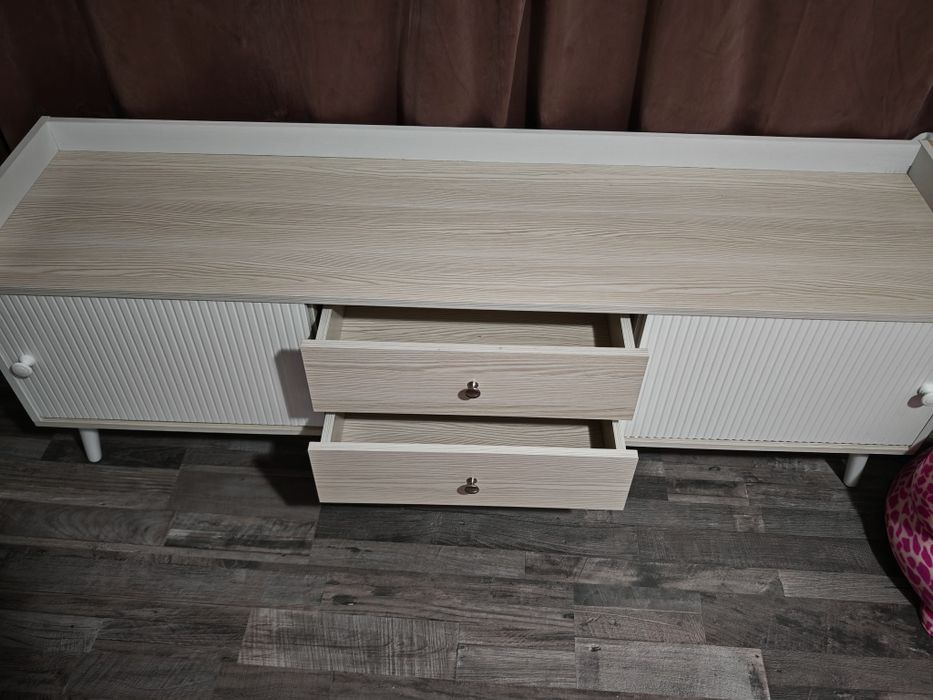 Comoda Tv cu două uși și două sertare