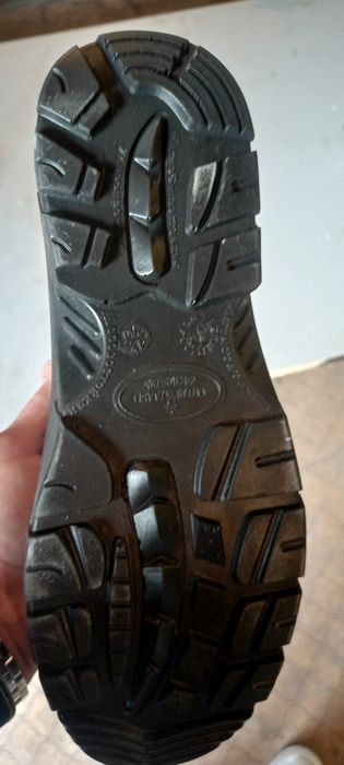 Продам ботинки с металлическими подноском