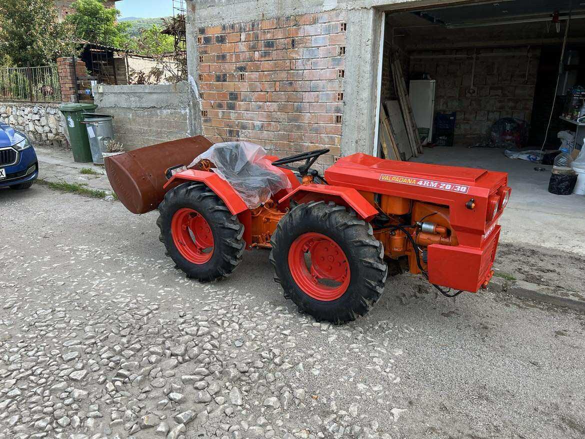Трактор Valpadana 4RM 300 4x4 25 hp.