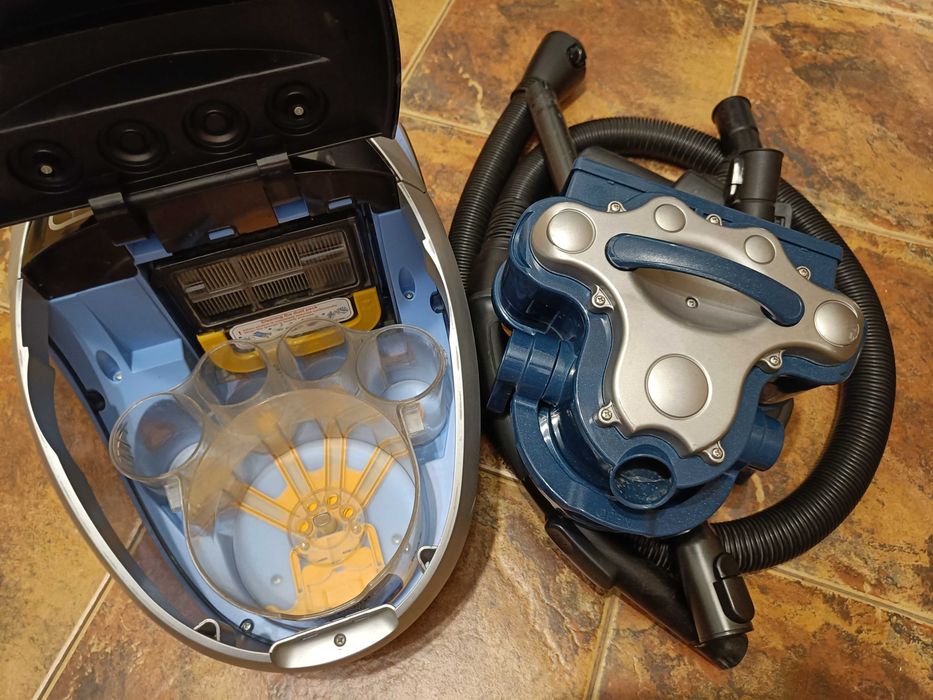 Aspirator Samsung fara sac, cu filtrare prin apa, filtru HEPA, 1400W