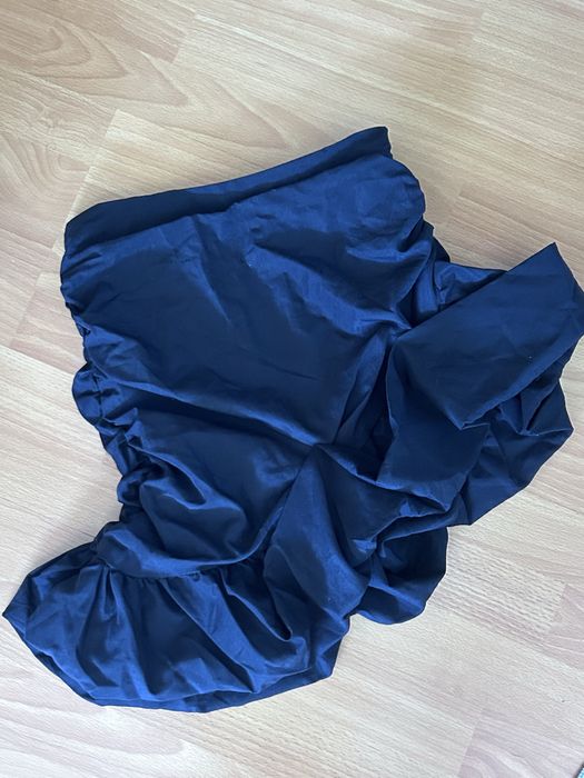 Черна пола.