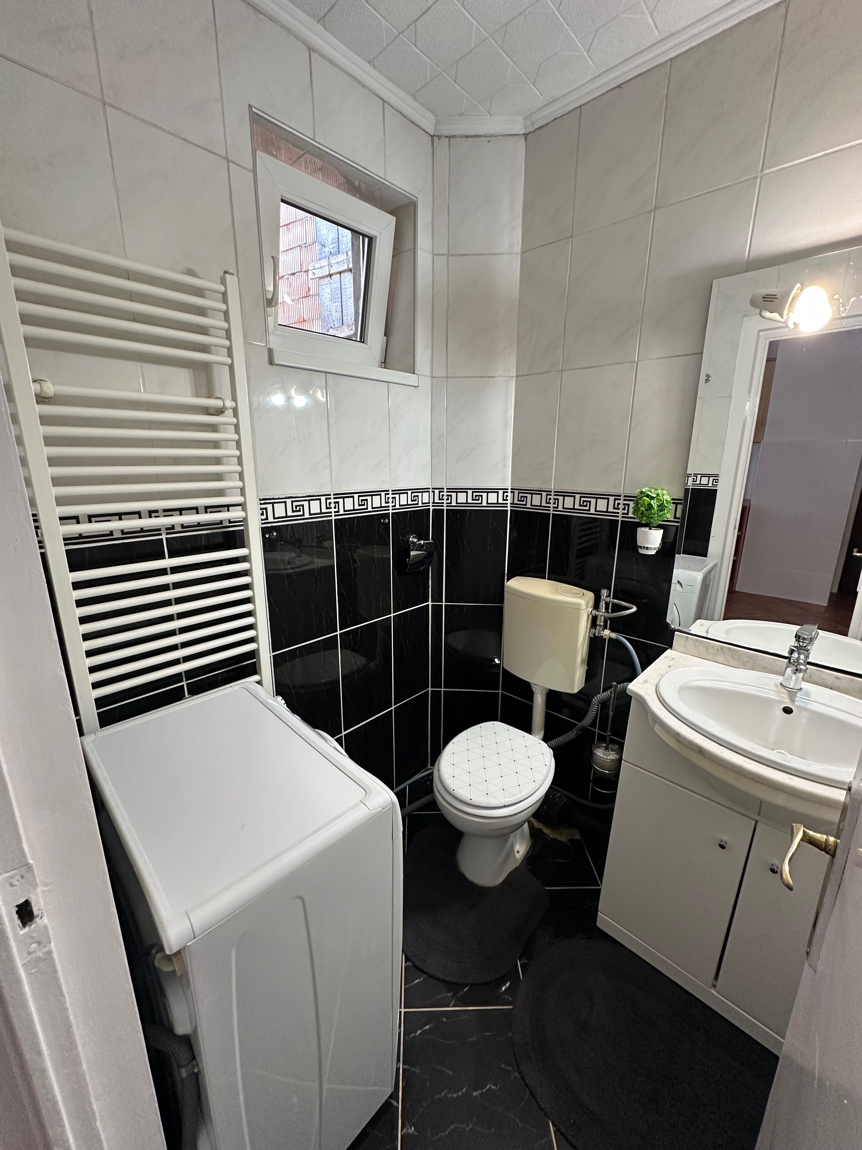 Apartament central de închiriat, recent renovat.