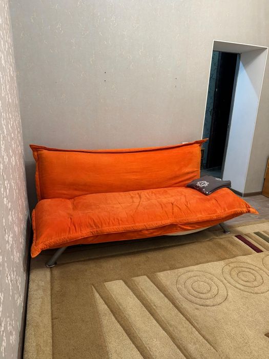 Продам диван с двумя креслами