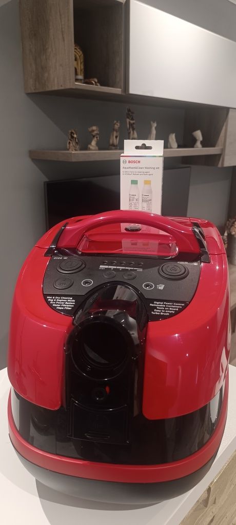 Aspirator Bosch cu injecție-extractie BWD421PET