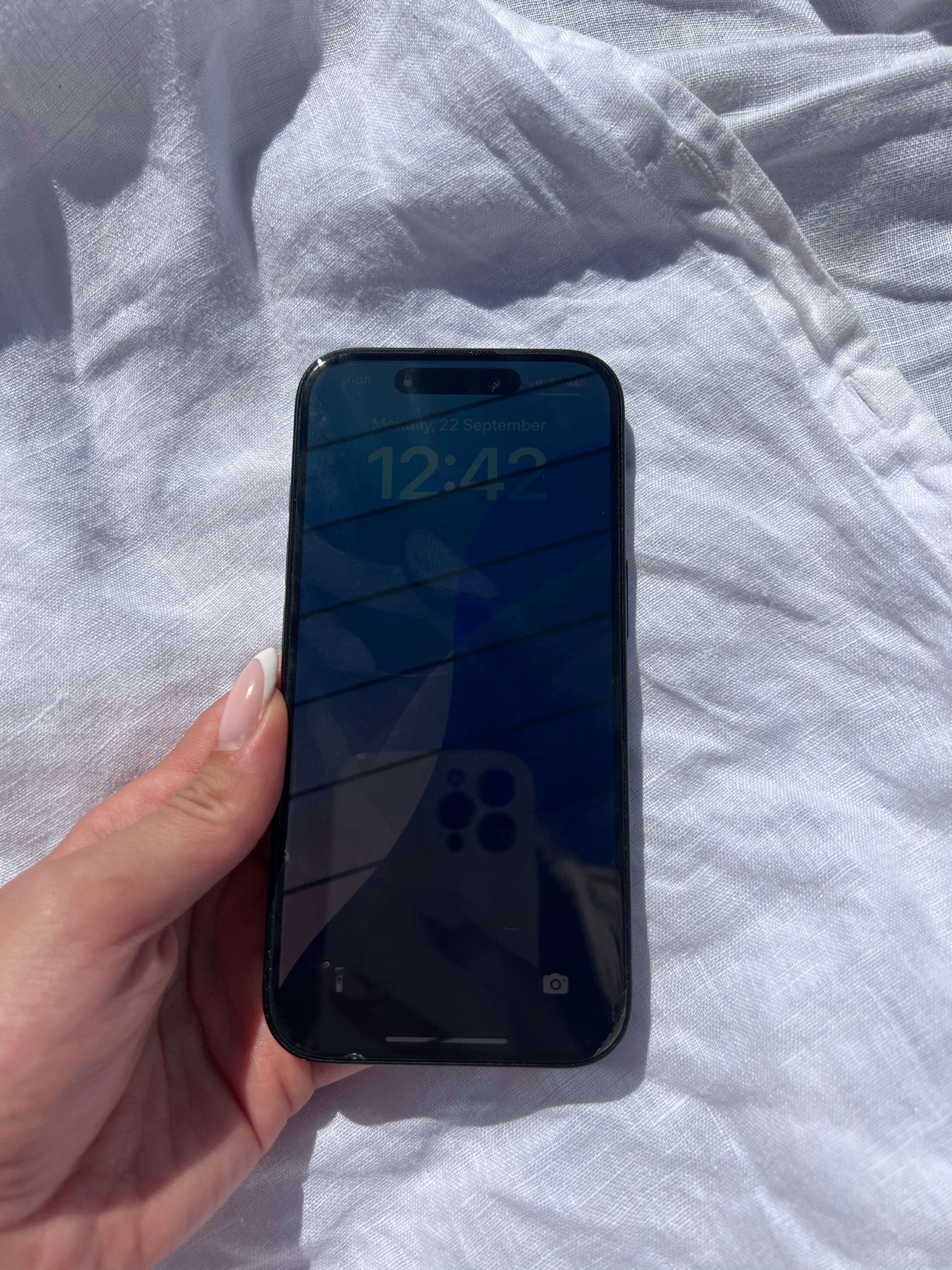 Телефон iPhone 16