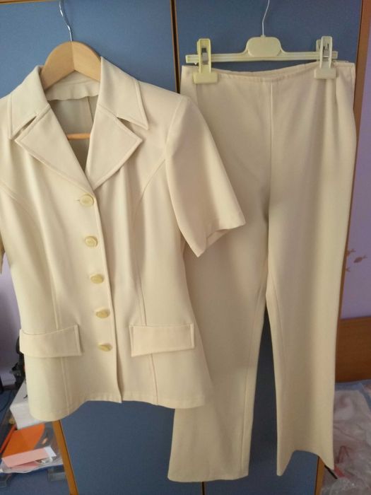 Елегантен дамски костюм 42 размер . Подарък дамски топ