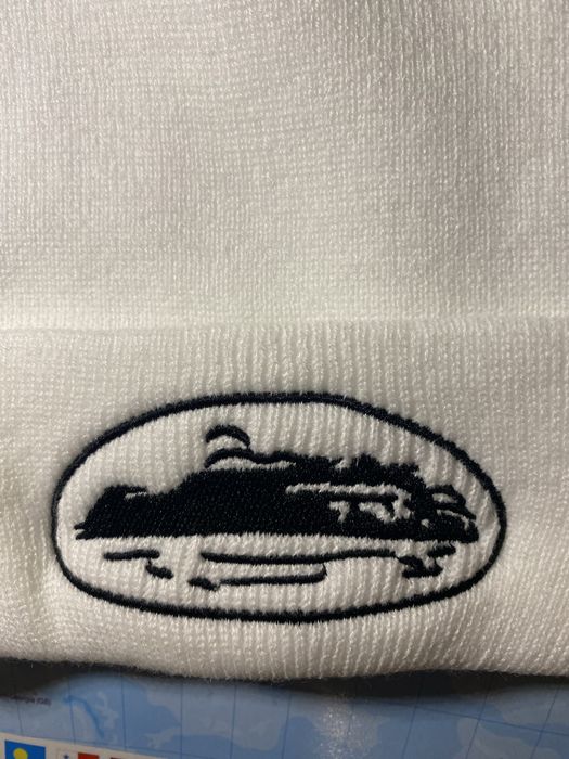 Căciulă Corteiz albă – logo brodat