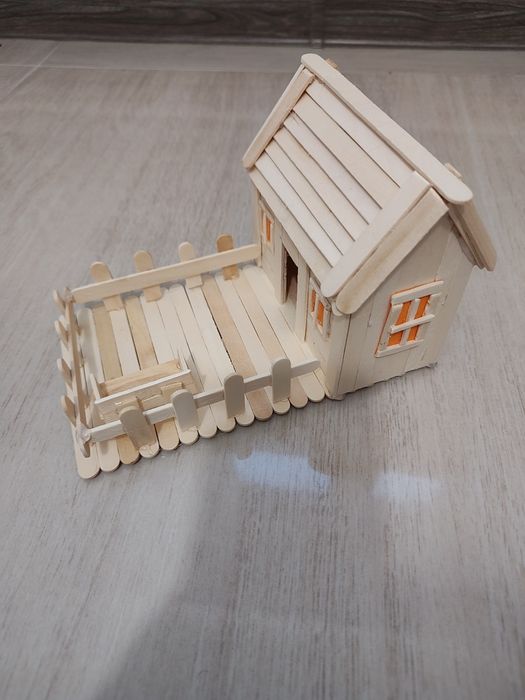 Macheta casa lemn materiale reciclabilele, proiect școală