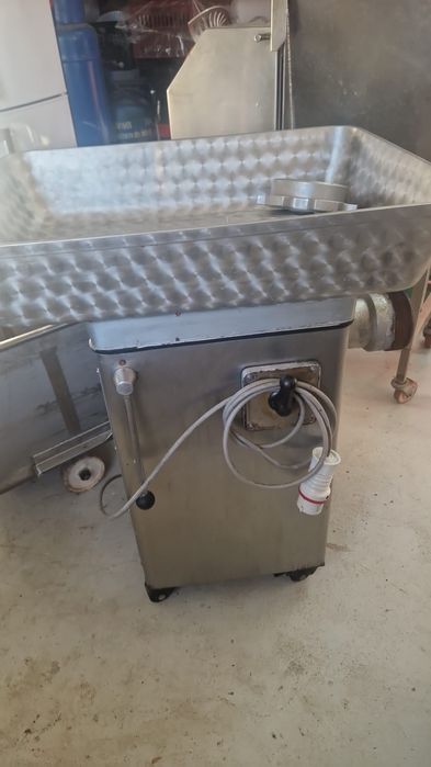 Vând mașină de tocat carne trifazica .fuctioneaza perfect