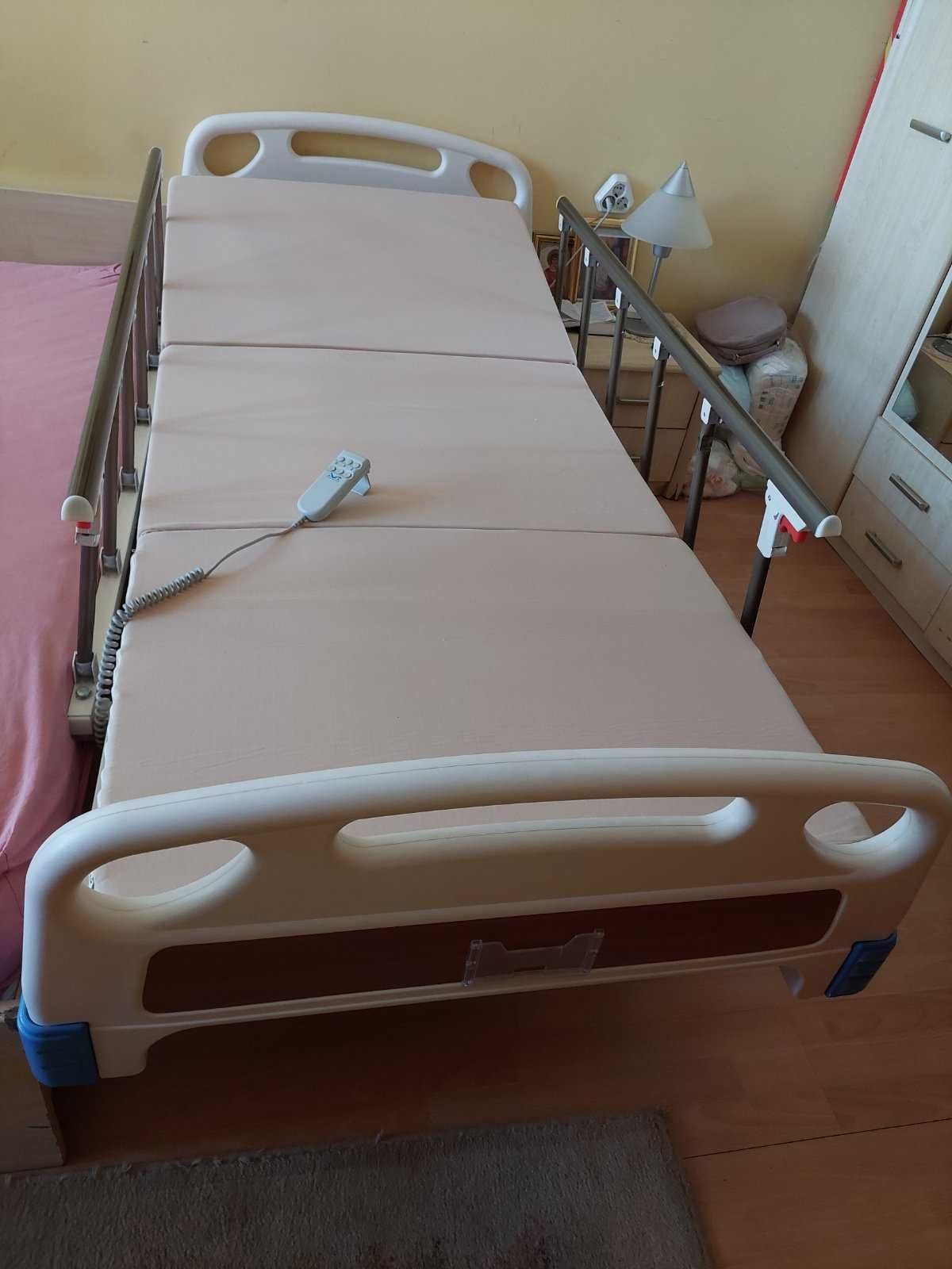 Медицинско легло с електрически подвижни зони и предпазни прегради.