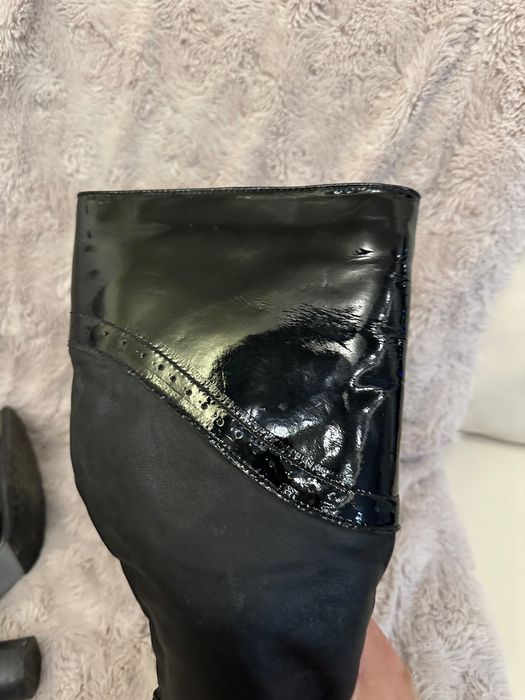 Cizme lungi nr 37, negre de piele cu ornamente de piele lacuita neagra