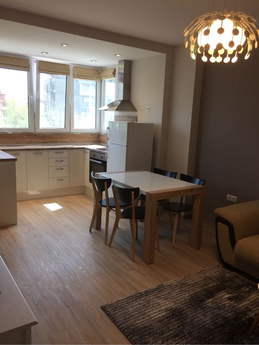 Под наем 3-стаен Апартамент с две спални до църквата Света Петка