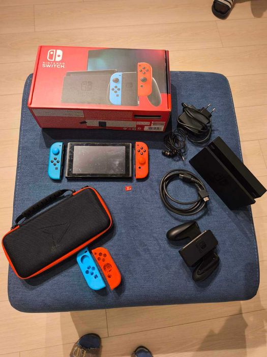 Nintendo Switch конзолa в безупречно състоние в оригиналната кутия.