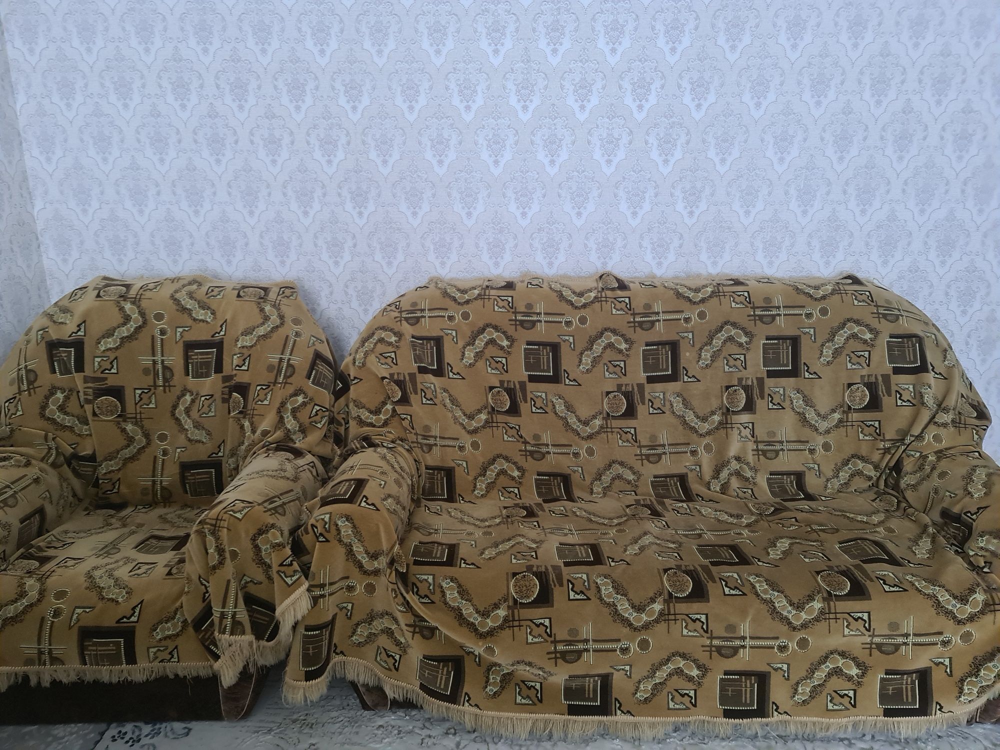 Мягкая мебель: диван и два кресла для гостиной