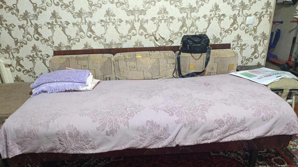 Диван , раскладной ,с мягкими 3 мя подушками