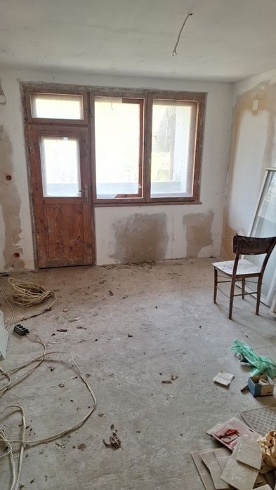 Триетажна къща с дворно място