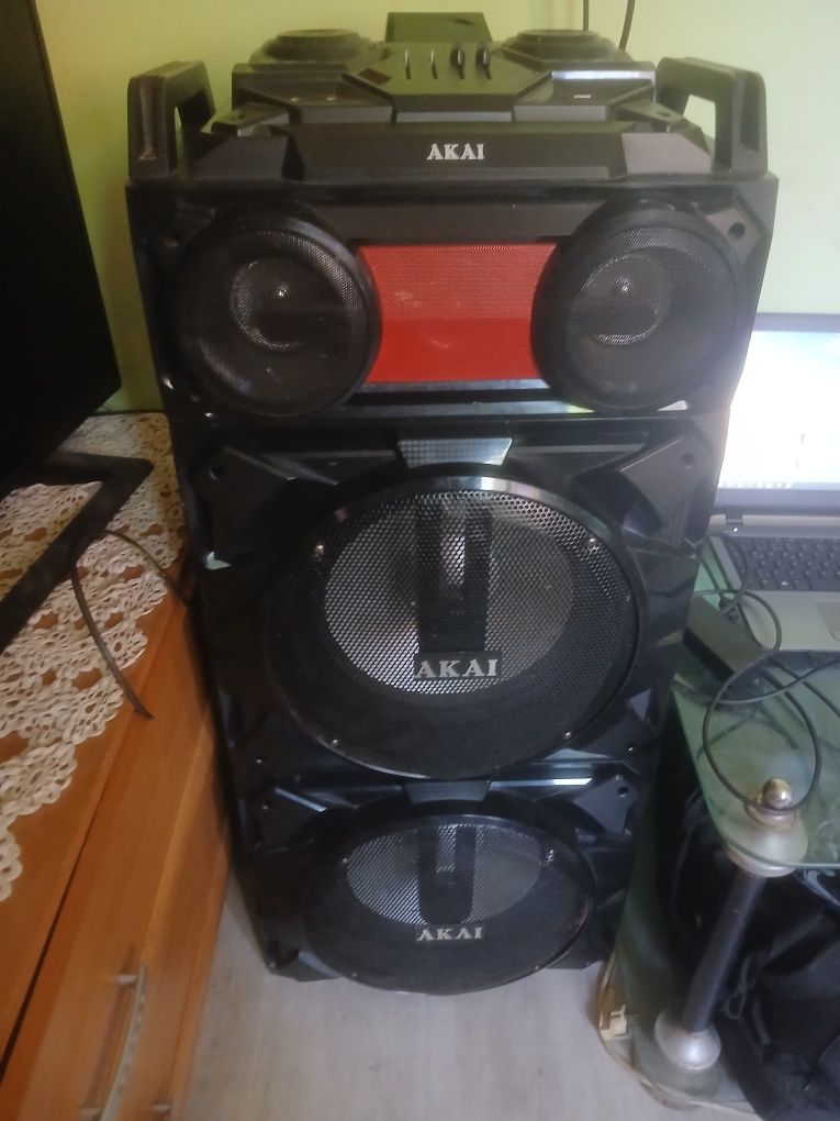 Vând 2 boxe pasive și un laptop