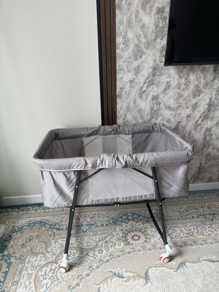 Продаю детскую манеж коляску с колесами