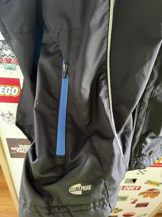Jachetă Adidas Windbreaker – protecție și stil sport