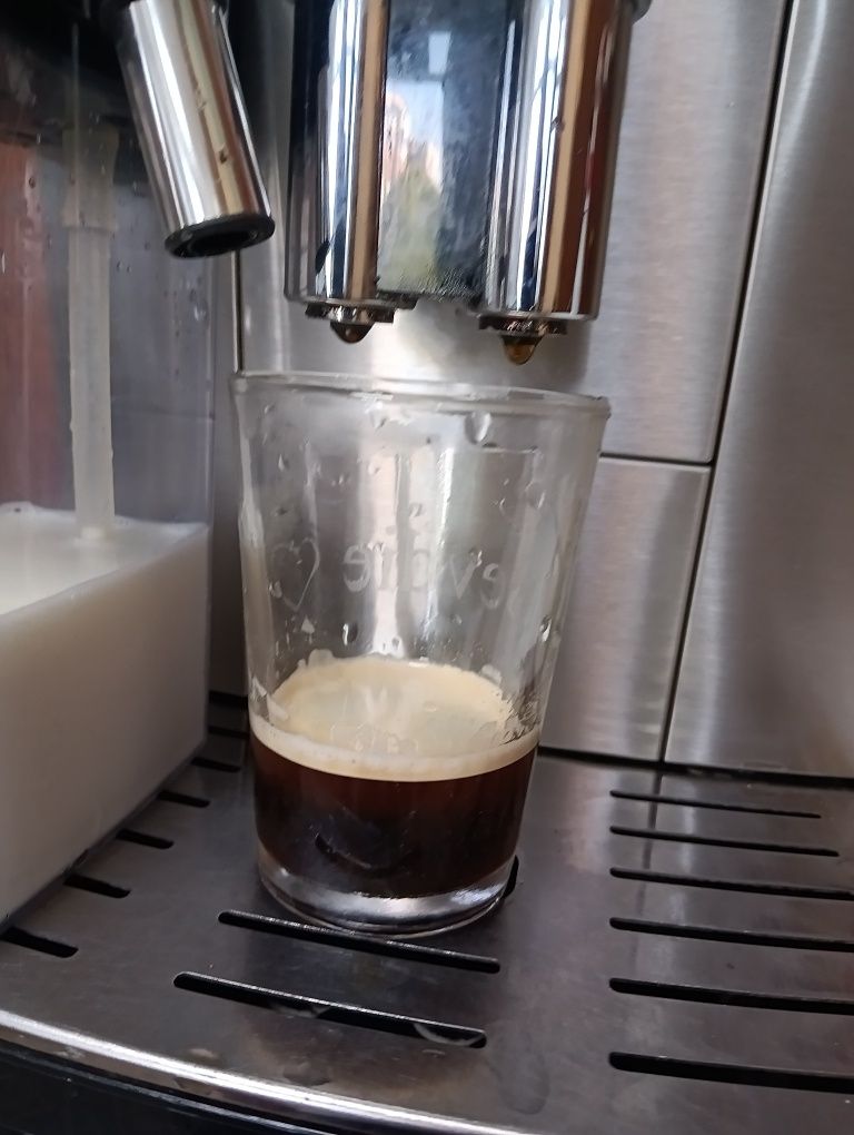 Кафе автомат Delonghi PrimaDonna S профилактиран и готов за работа