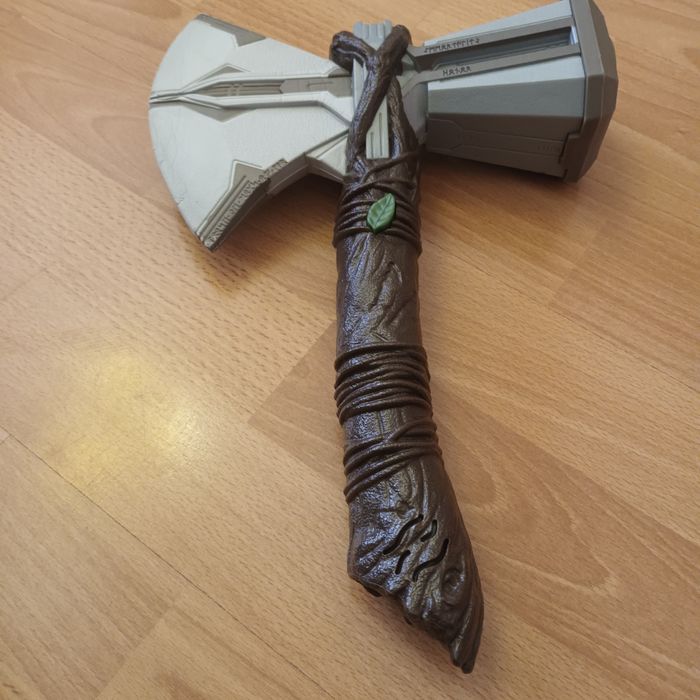 Чука и брадвата на Тор