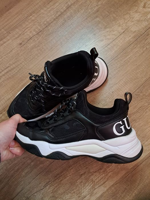 Кецове и сникърси на guess