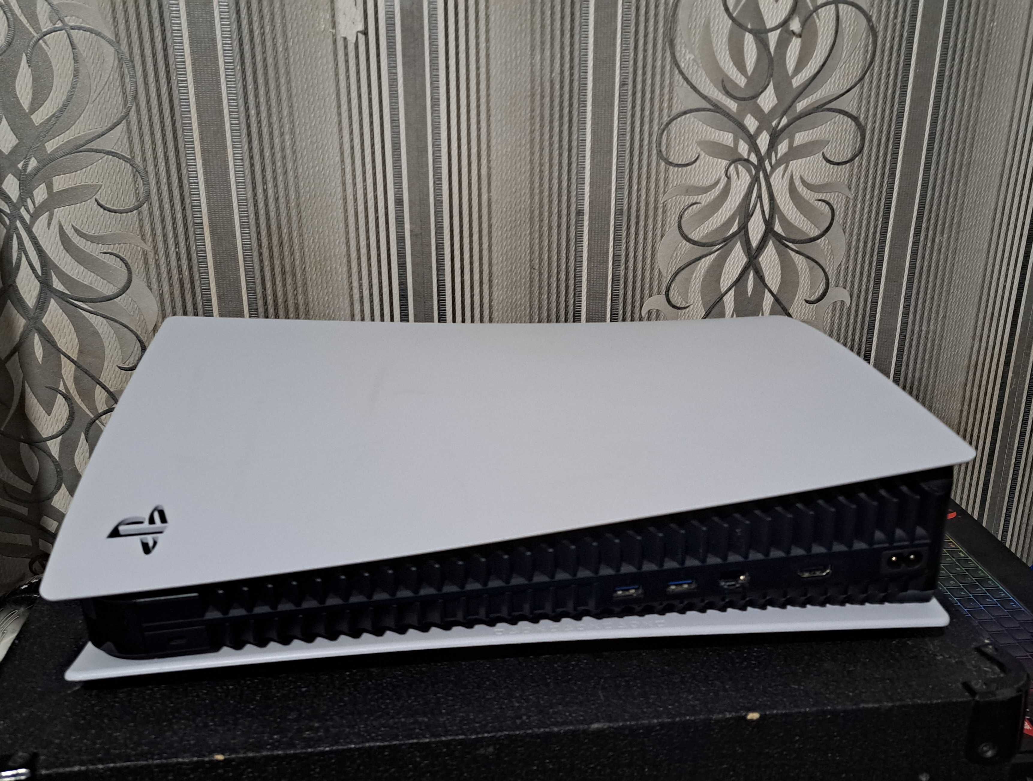 Playstation 5/Плейстейшън 5 + 2 джойстика, FC25, FC24 + гаранция