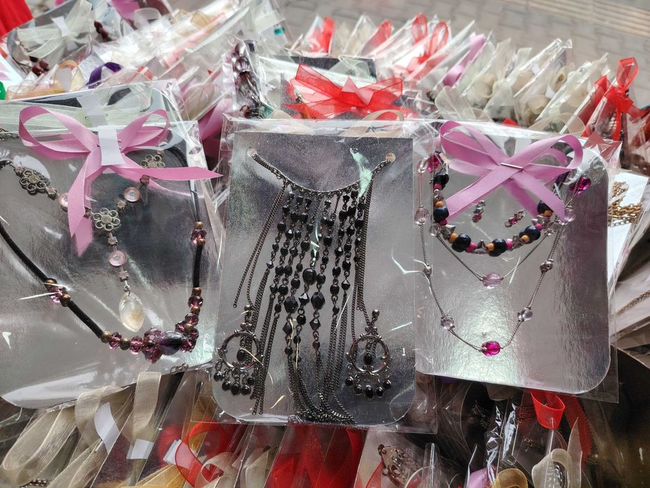 Бижута , комплекти от 4лв до 12лв