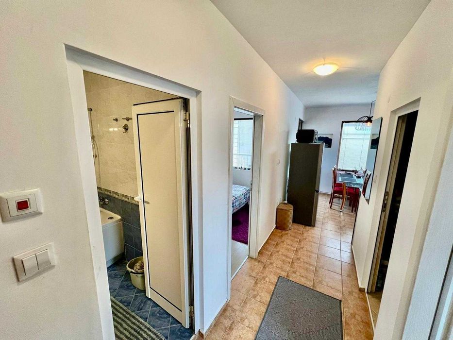 Тристаен апартамент в централната част, Първа линия, Ниска такса