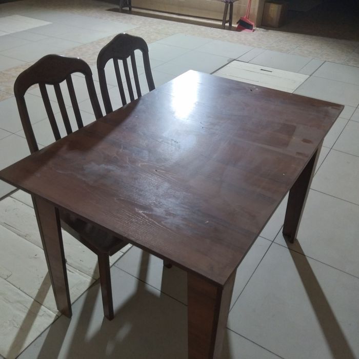 Стол и две стулья