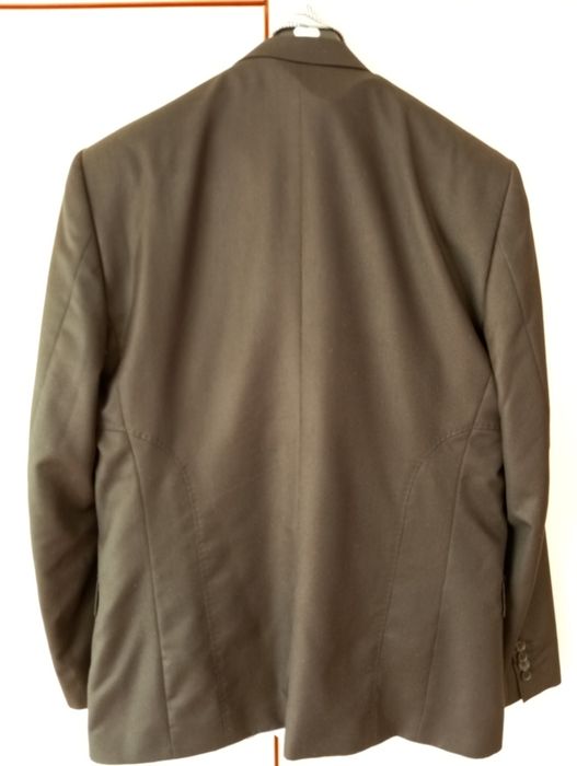 Пролетен мъжки костюм с риза и вратовръзка